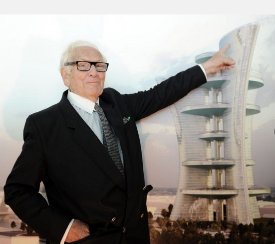 Pierre Cardin con il plastico del Palais Lumiere
