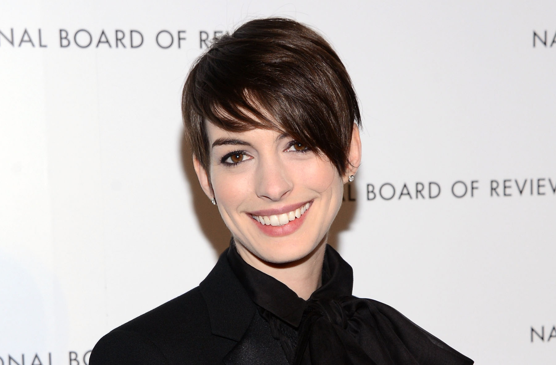 Anne Hathaway: regina dell'hair styling a caccia del look giusto