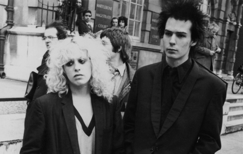 Al MET la mostra Punk: Chaos to Couture celebra il connubio tra moda e musica