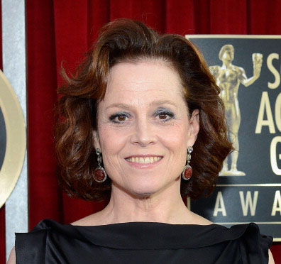 Sigourney Weaver indossa al contrario un abito di Lanvin