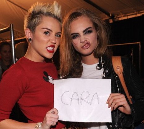 Miley Cyrus e Cara Delevingne in posa per il backstage di Marc Jacobs