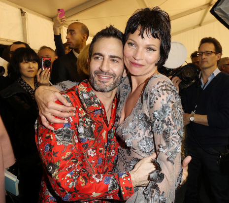 Marc Jacobs e Kate Moss si baciano dopo la sfilata di Louis Vuitton