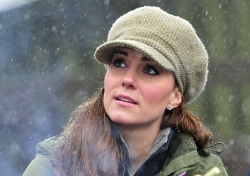 Kate Middleton sotto la neve per incontrare i boy scout