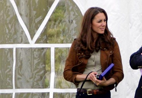 Kate Middleton in stivali da pioggia e giacchina in camoscio: un look da copiare!