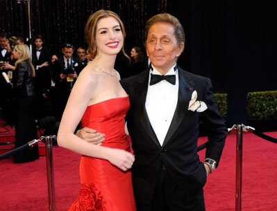 Oscar 2013: Anne Hathaway si scusa con Valentino per aver indossato un abito di Prada 