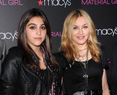 Madonna promuove la linea Material girl della figlia con una mostra sui suoi costumi di scena