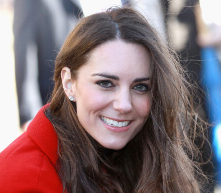 Kate Middleton in Scozia ricicla un capppotto rosso di Versace