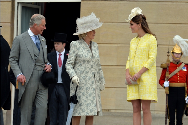 Kate Middleton splendida in un cappottino giallo premaman