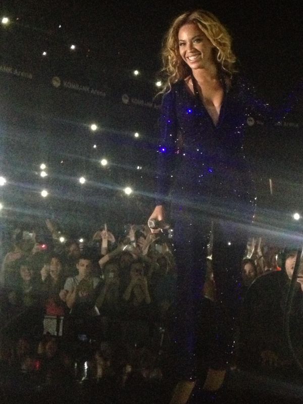 Beyoncé indossa Vrettos Vrettakos per il suo tour mondiale