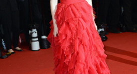 Isla-Fisher-in-abito-rosso-di-Oscar-de-la-Renta