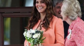 Kate Middleton vestito cipria spolverino pesca incinta