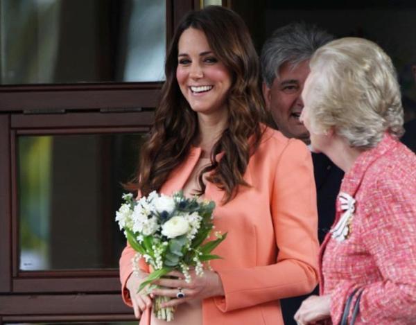 Kate Middleton chic e luminosa in un abito color cipria e spolverino pesca