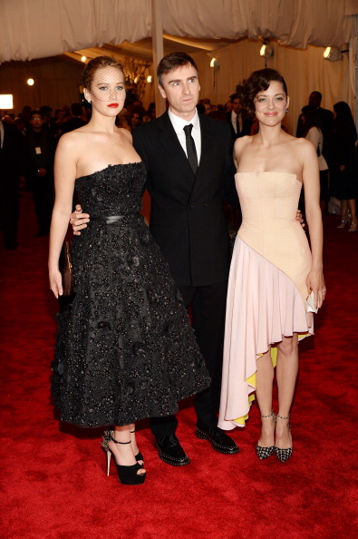 Raf-Simon-con-Jennifer-Lawrence-e-Marion-Cotillard