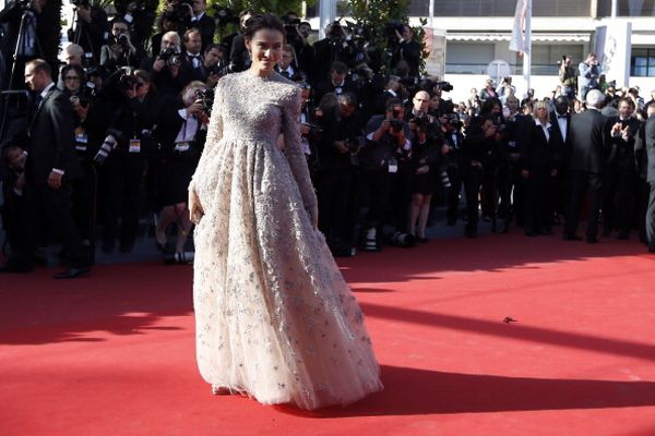 Cannes 2013: Saadet Aksoy bellissima con gioielli Chopard ed abito Valentino