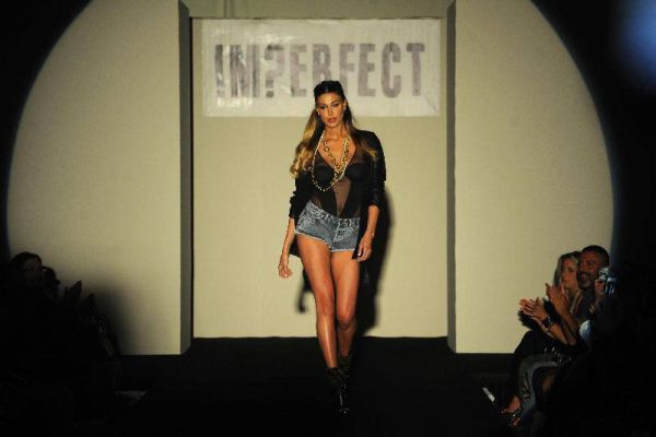 Belen stilista e modella per Imperfect, la sua prima collezione moda