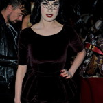 dita-von-teese-con-un-cappellino-con-veletta-di-philip-treacy