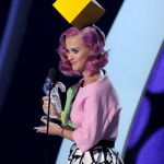 Katy Perry con un cappellino di Philip Treacy