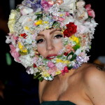 Lady Gaga con una creazione di Philip Treacy