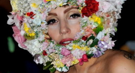 Lady Gaga con una creazione di Philip Treacy