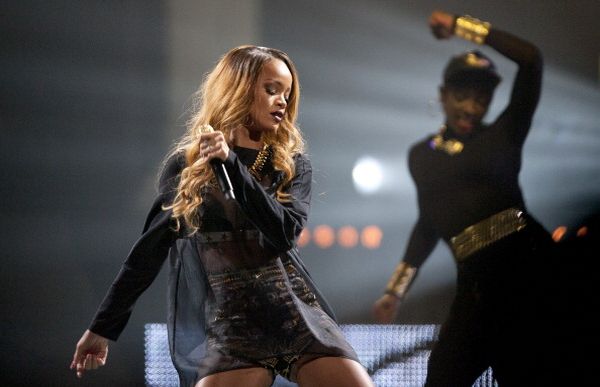 Rihanna fa causa a Topshop, 5 milioni di dollari per una t-shirt