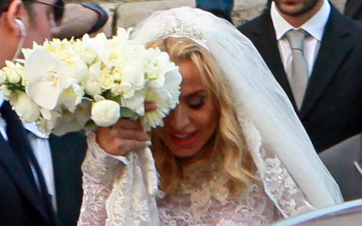 Valeria Marini si sposa in abito di Ermanno Scervino e gli ospiti indossano look Made in Italy