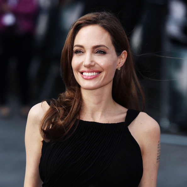 Angelina Jolie in look Saint Laurent Paris torna in pubblico e incanta Londra e Parigi
