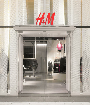 H&M apre in via del Corso a Roma dove la moda non parla più italiano