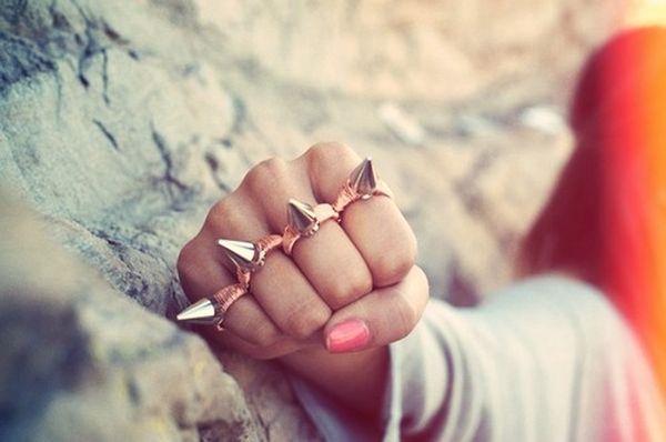 Mini anelli, double ring e knuckle rings, la moda che impazza sul web