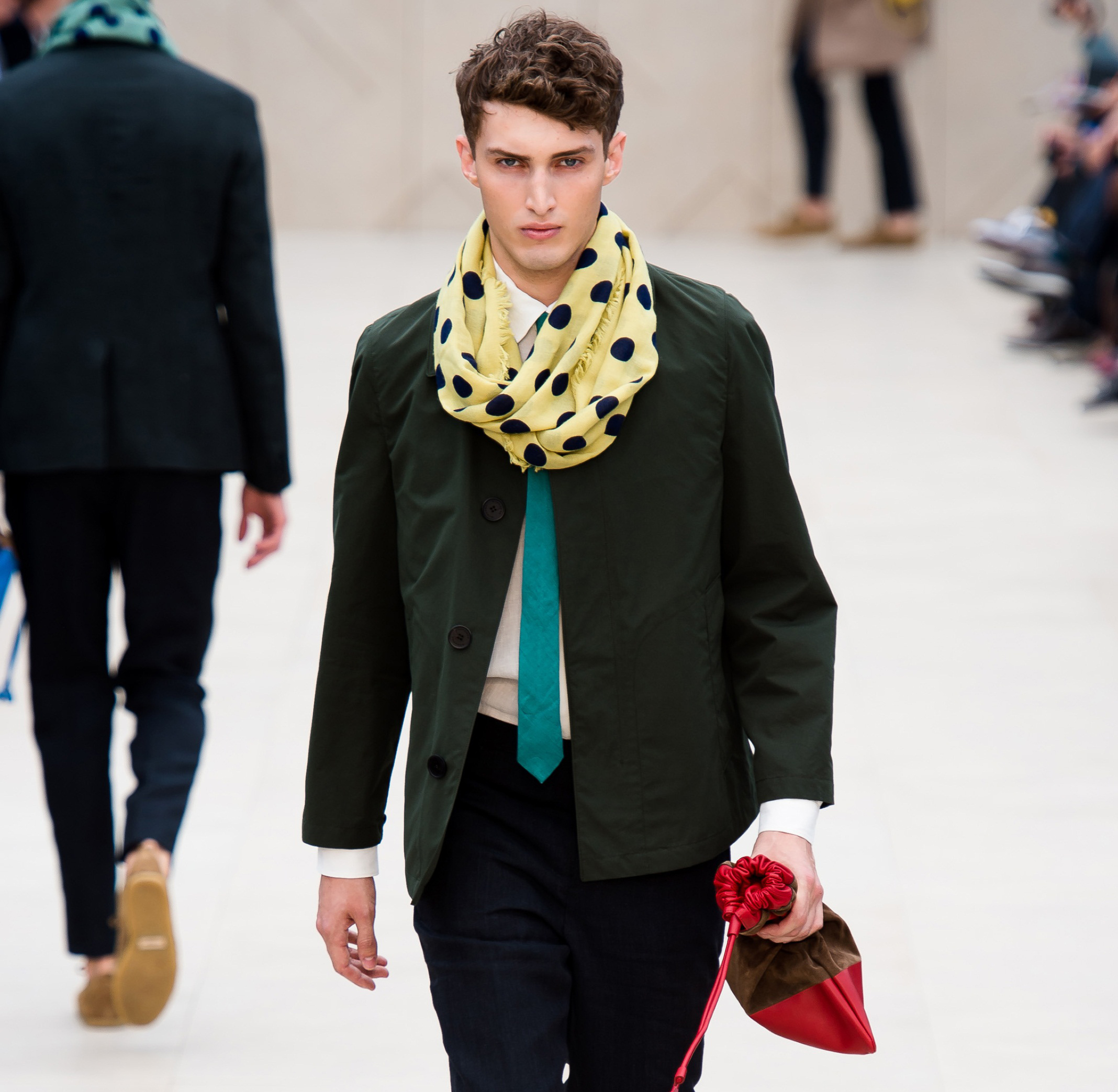 Moda uomo p/e 2014: Burberry seduce tutti con il suo brit pop pieno di colori e tagli innovativi