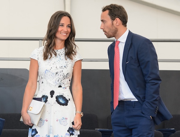 Pippa Middleton, look bianco a fiori per il Coronation Evening Gala