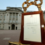 annuncio ufficiale esposto a Buckingham Palace