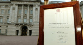 annuncio ufficiale esposto a Buckingham Palace