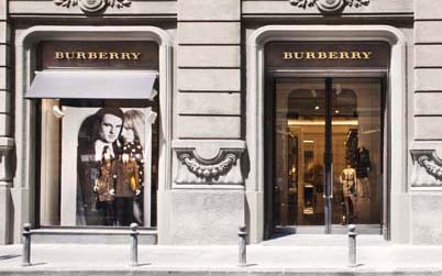 Burberry inaugura a Napoli il suo tredicesimo store italiano e cresce nelle vendite di moda uomo
