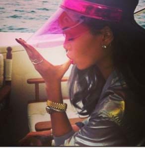 Rihanna su Instagram lancia la moda della visiera