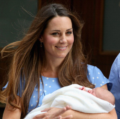 Kate Middleton sceglie Jenny Packham e L.K.Bennet per la prima foto ufficiale con il Royal Baby