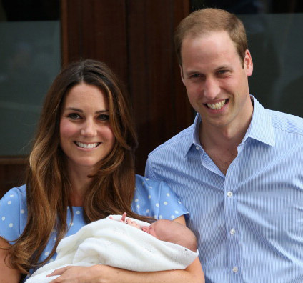 Royal Baby: Kate Middleton con William e il figlio rende omaggio a Lady Diana con un abito azzurro a pois