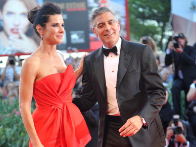 Mostra del Cinema di Venezia 2013: red carpet di George Clooney e Sandra Bullock in abito rosso di J Mendel 