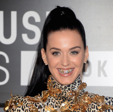 MTV Video Music Awards 2013, Katy Perry indossa un abito di Emanuel Ungaro e apparecchio gioiello come Madonna