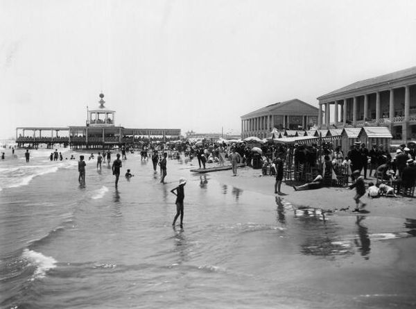 Moda mare prima del bikini, in spiaggia con le cabine