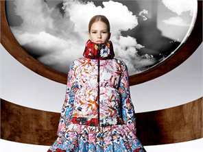 Mary Katrantzou disegna per Moncler una linea di piumini di lusso super fashion