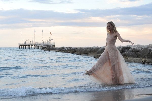 Festival di Venezia 2013: Eva Riccobono madrina in Armani Privè