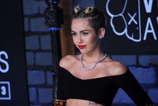 Miley Cyrus, abito vintage Dolce & Gabbana per i VMA 2013