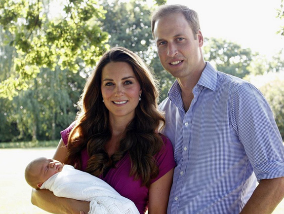 Royal Baby, Kate Middleton e William posano con George per la prima foto ufficiale di famiglia