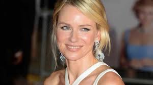 Naomi Watts in total look bianco di Versace e Marchesa per la premiere del film di Lady Diana