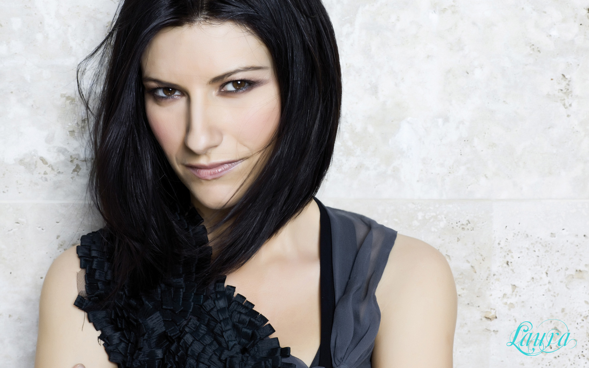 Laura Pausini festeggia 20 anni di carriera con gli abiti di Giorgio Armani disegnati per il tour mondiale