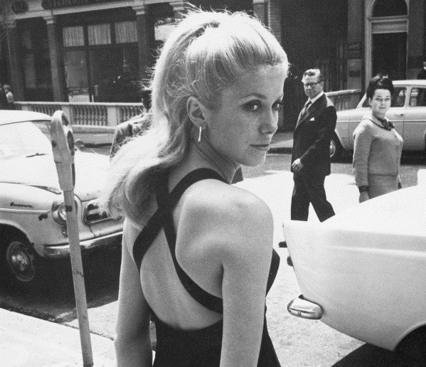 Catherine Deneuve compie 70 anni, i look più belli della musa di Yves Saint-Laurent  