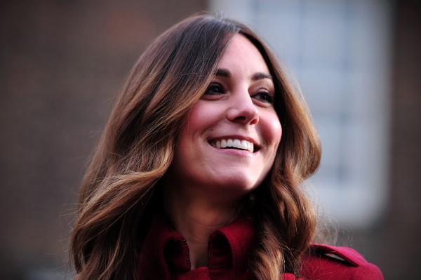 Kate Middleton in cappotto rosso per il Poppy Day