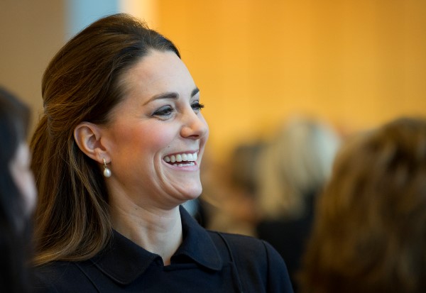 Kate Middleton, il vento alza la gonna e scopre le reali cosce