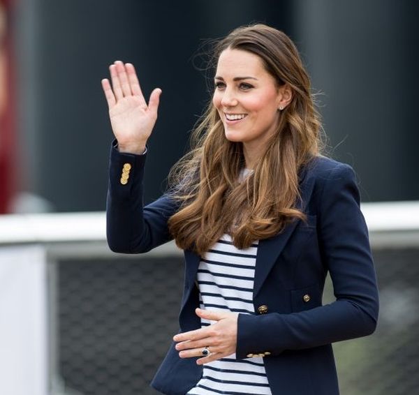 Kate Middleton, blazer e zeppe per giocare a pallavolo