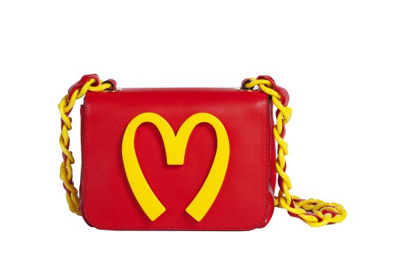 Moschino, disponibile la capsule collection Fast Fashion – Next Day After the Runway